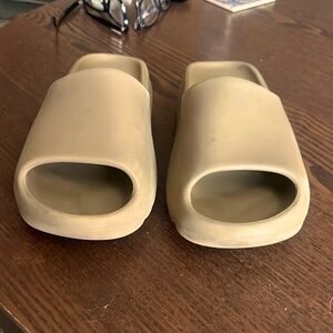 Yeezy Slides (no box) barely worn